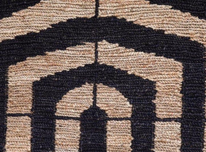 Jute Handwoven Rug Amy - Natural and Black - Exquisite patterned hand-woven jute rug, perfect for versatile interiors.