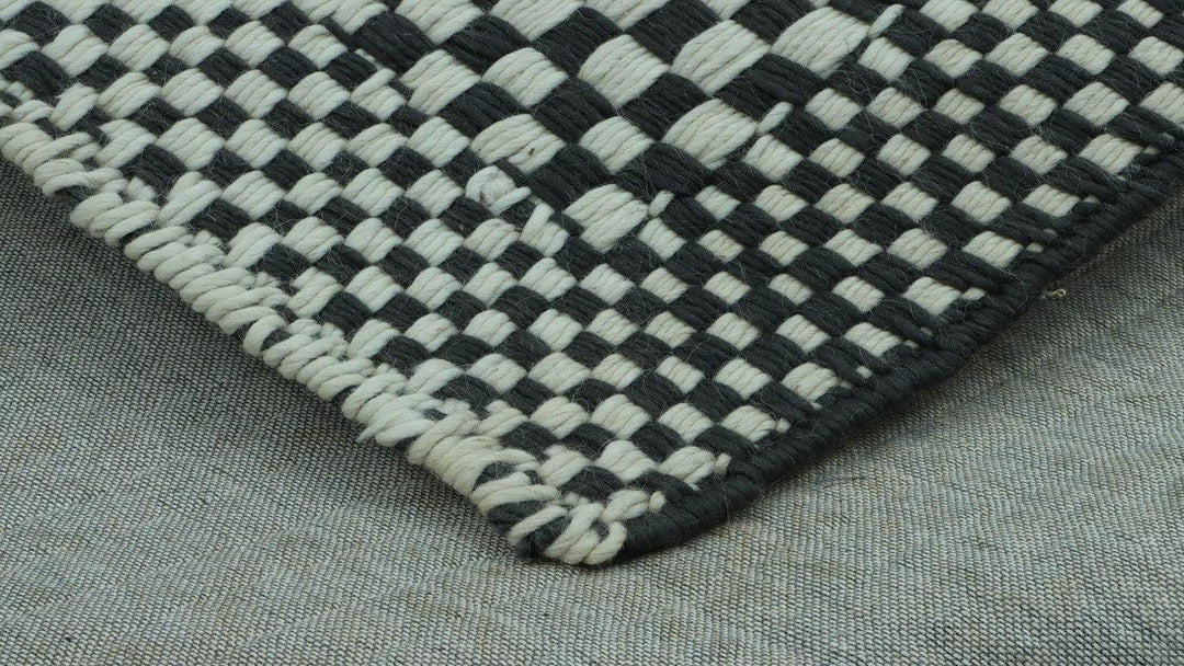 Woollen Handwoven Rug Chess featuring a traditional black and white pattern